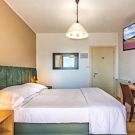 Hotel Virginia Marina di Massa Ngoại thất bức ảnh