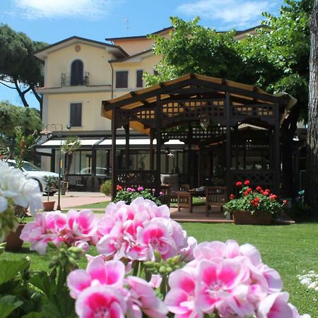 Hotel Virginia Marina di Massa Ngoại thất bức ảnh