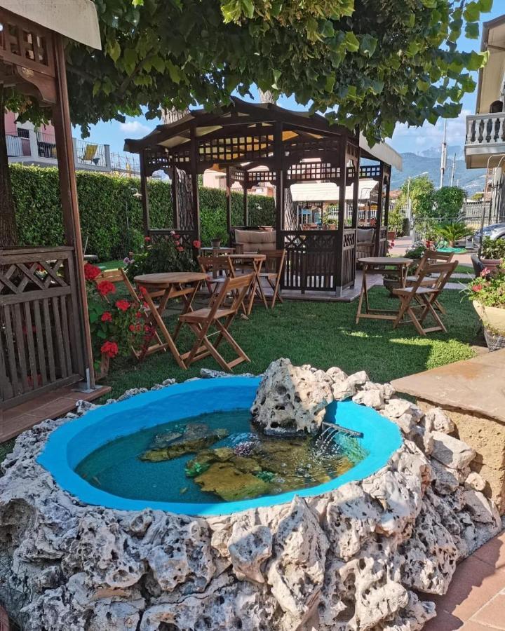 Hotel Virginia Marina di Massa Ngoại thất bức ảnh