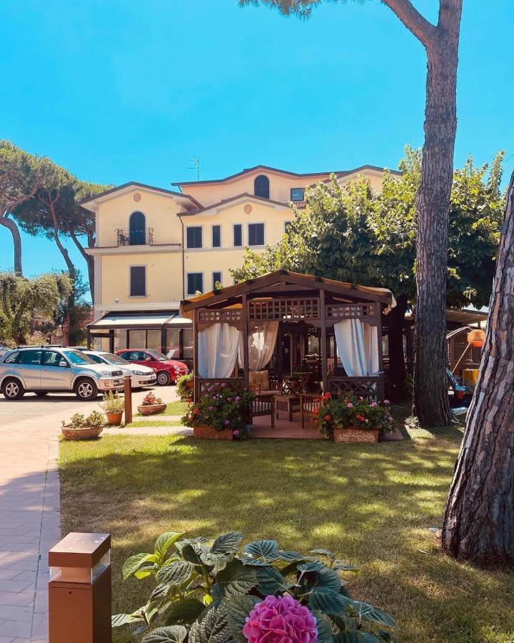 Hotel Virginia Marina di Massa Ngoại thất bức ảnh