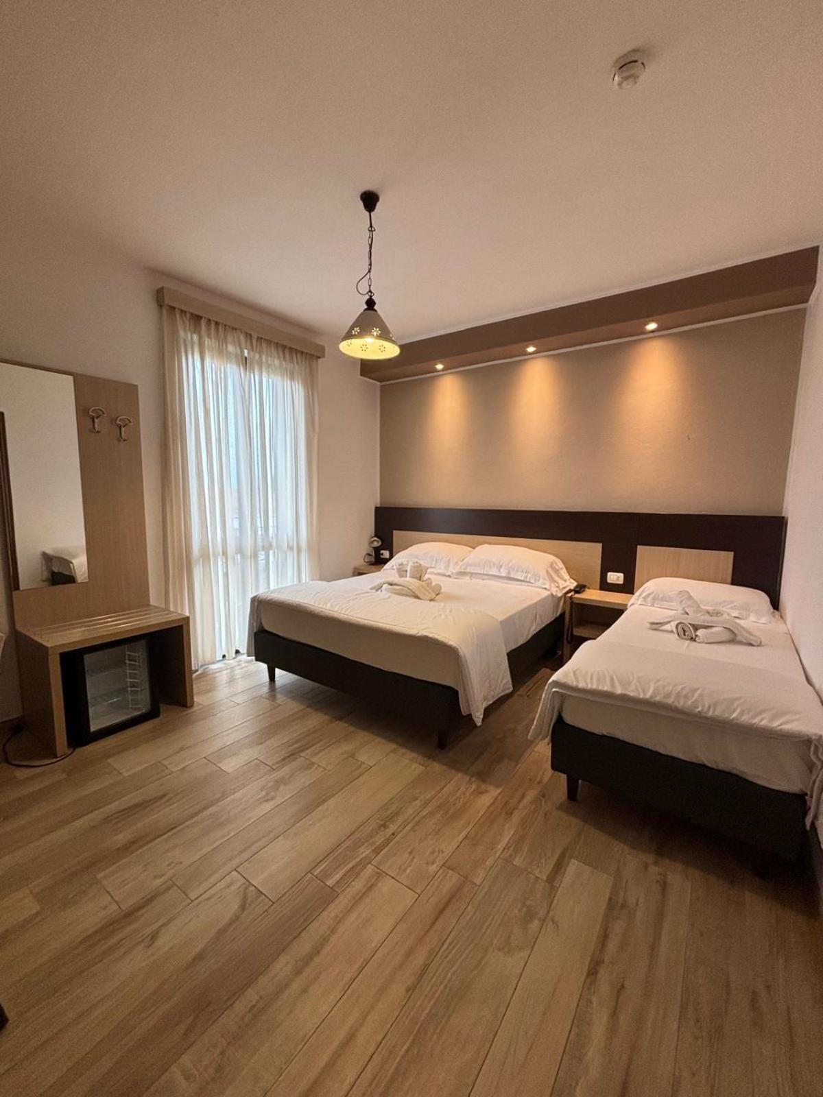 Hotel Virginia Marina di Massa Ngoại thất bức ảnh