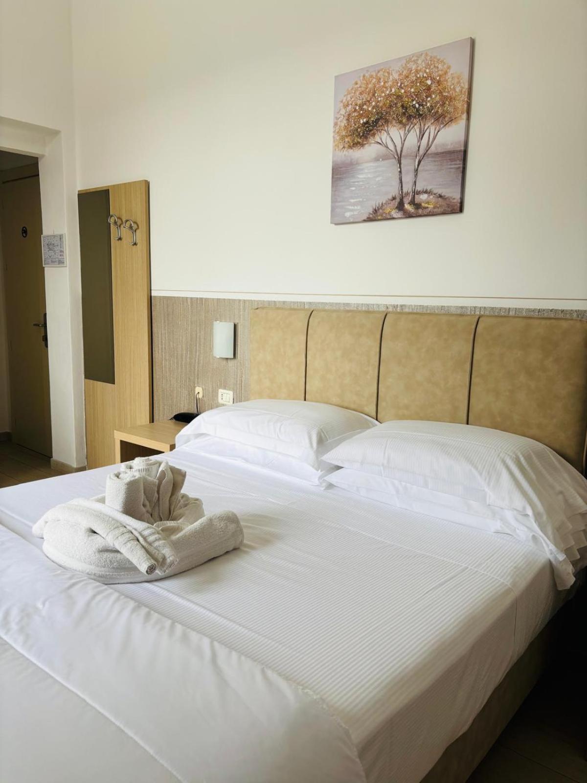 Hotel Virginia Marina di Massa Ngoại thất bức ảnh