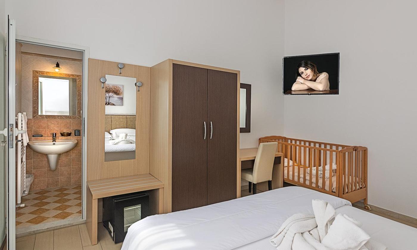 Hotel Virginia Marina di Massa Ngoại thất bức ảnh
