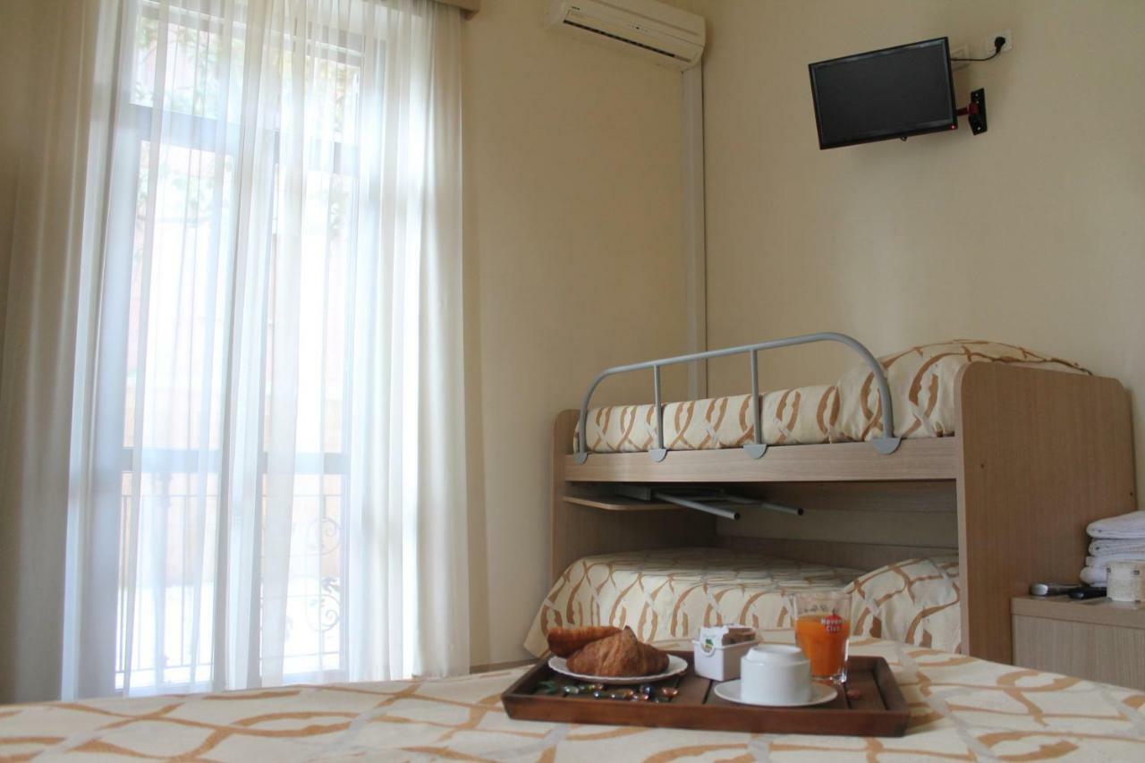 Hotel Virginia Marina di Massa Ngoại thất bức ảnh