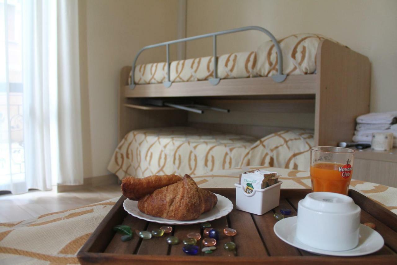 Hotel Virginia Marina di Massa Ngoại thất bức ảnh