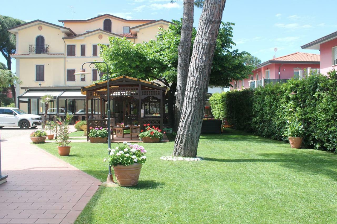 Hotel Virginia Marina di Massa Ngoại thất bức ảnh